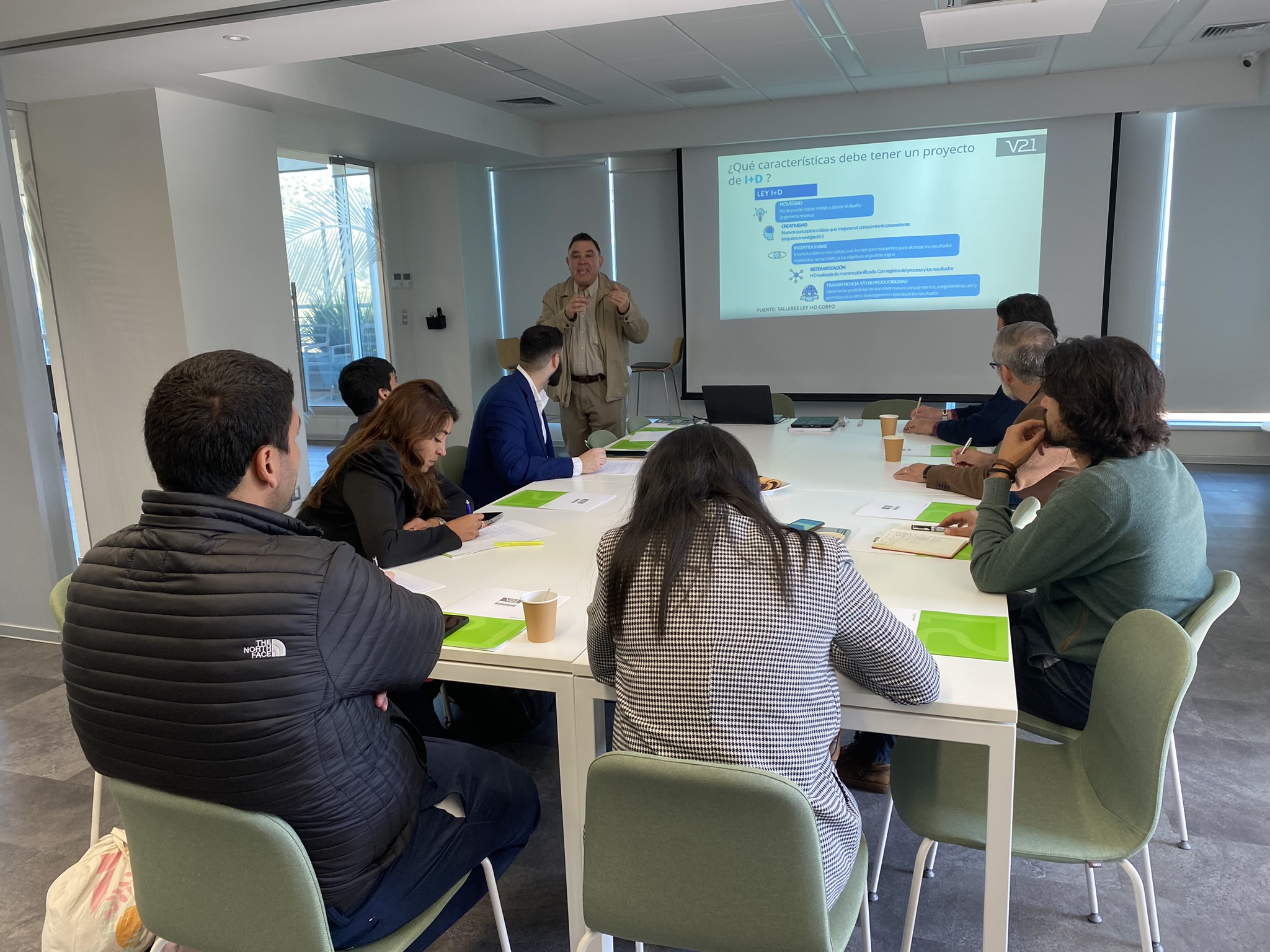 Realizan charla sobre Ley I+D en el Distrito V21