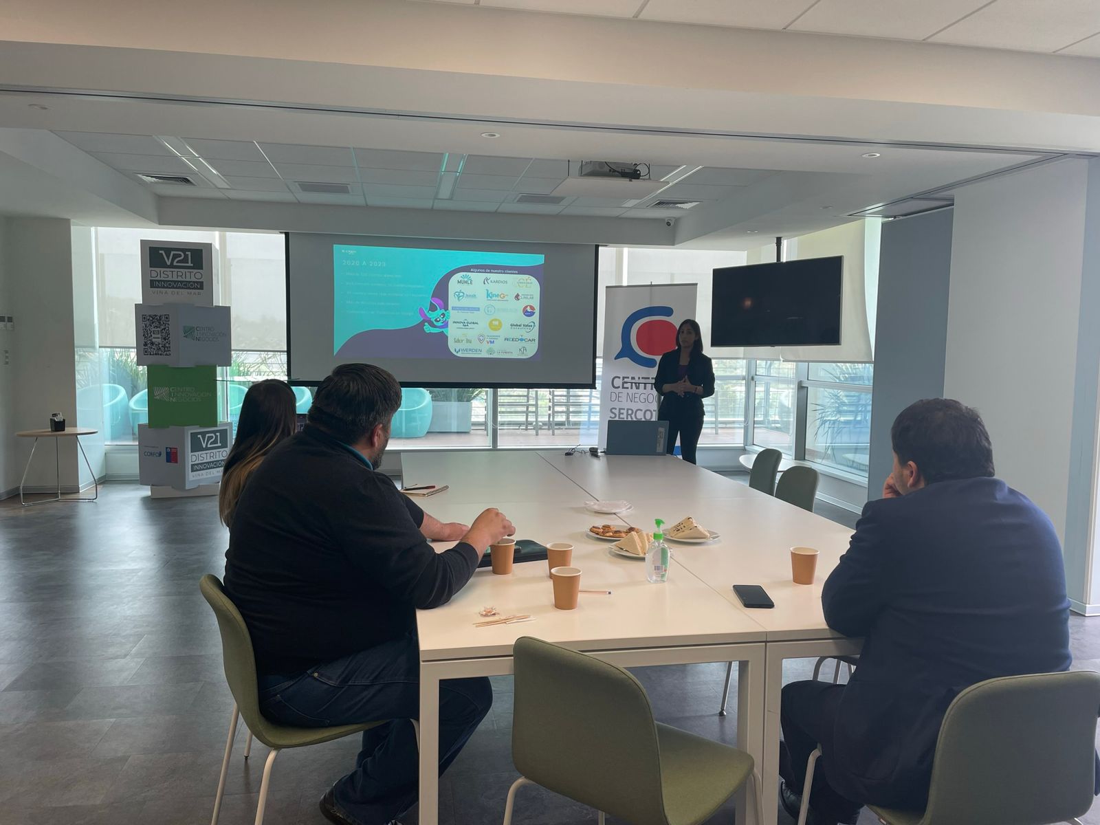 Cuatro emergentes negocios participaron del “Pitch de Emprendedores” organizado por Sercotec y el Distrito V21