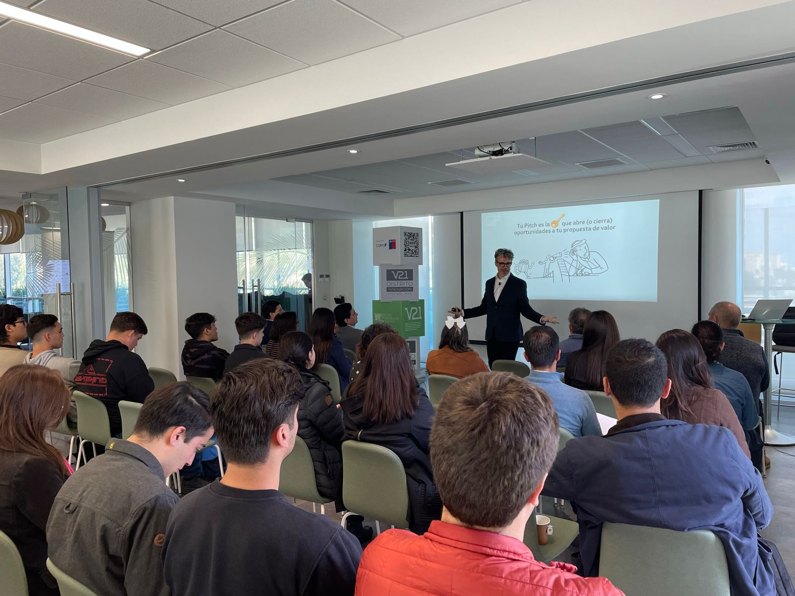 Miembros del V21 aprenden nuevas técnicas para dar a conocer sus negocios