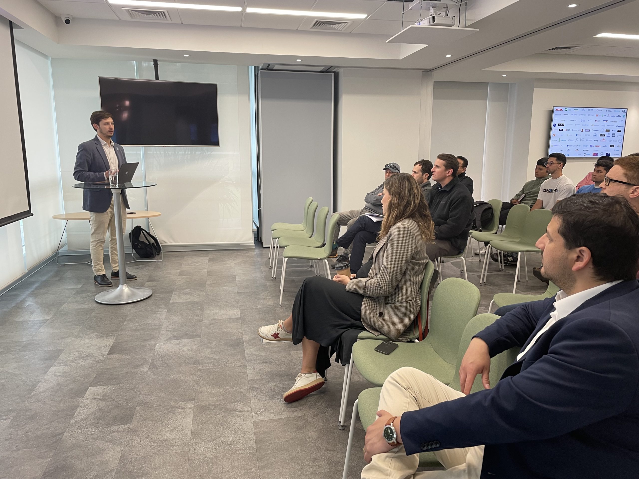 Miembros del V21 aprenden nuevas estrategias para la toma de decisiones en el mercado