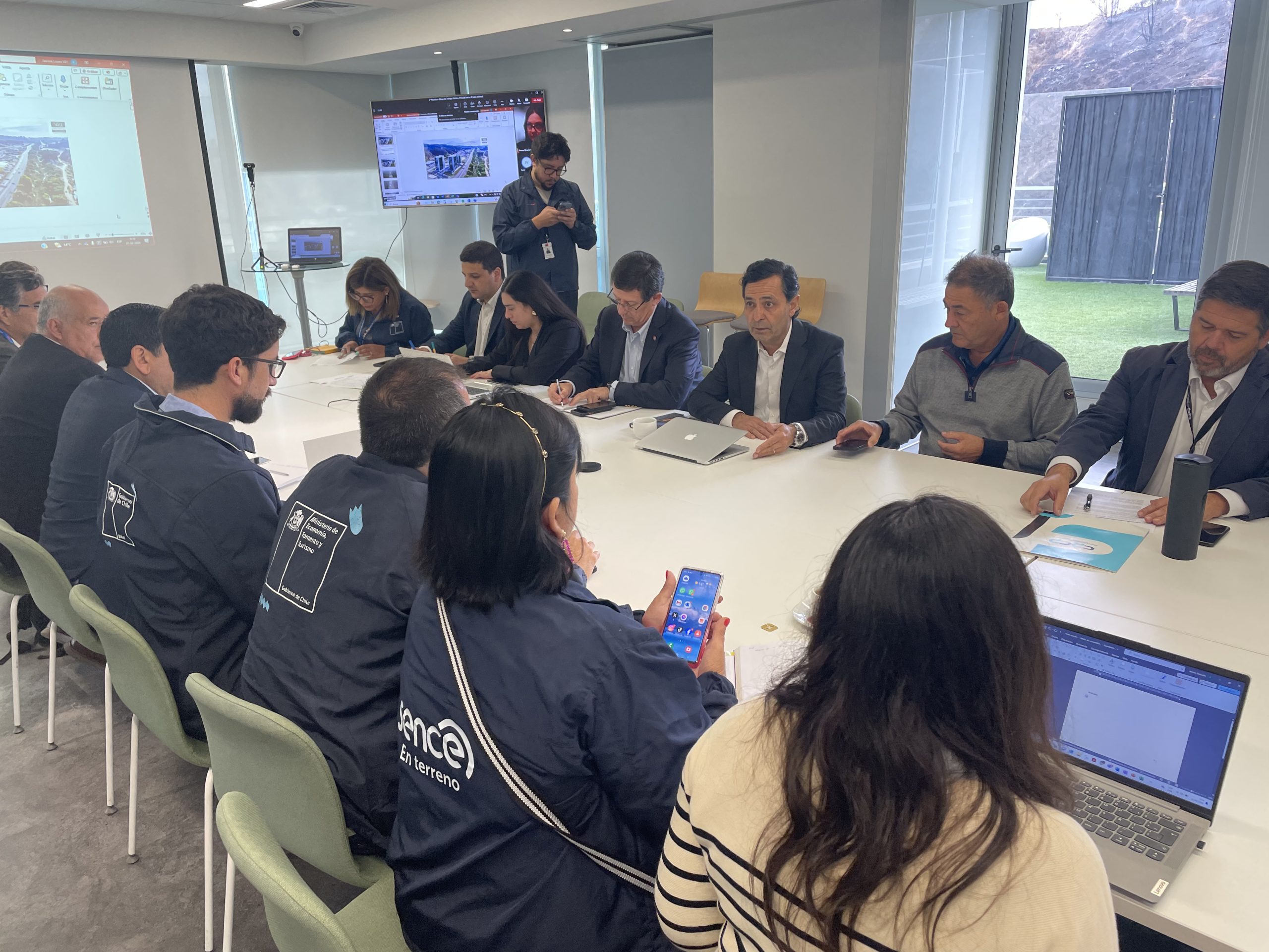 Anuncio de instrumentos de ayuda a las empresas afectadas por el mega incendio marca la segunda reunión de la Mesa de Trabajo Público-Privada del Barrio El Salto