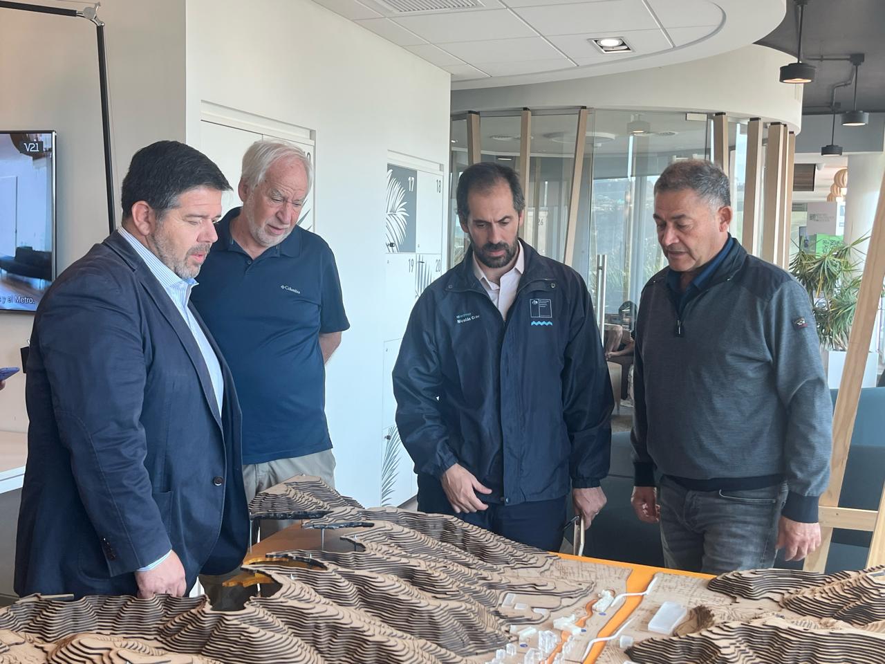 Autoridades del Ministerio de Economía visitan el barrio El Salto para conocer el estado de afectación de las empresas del sector