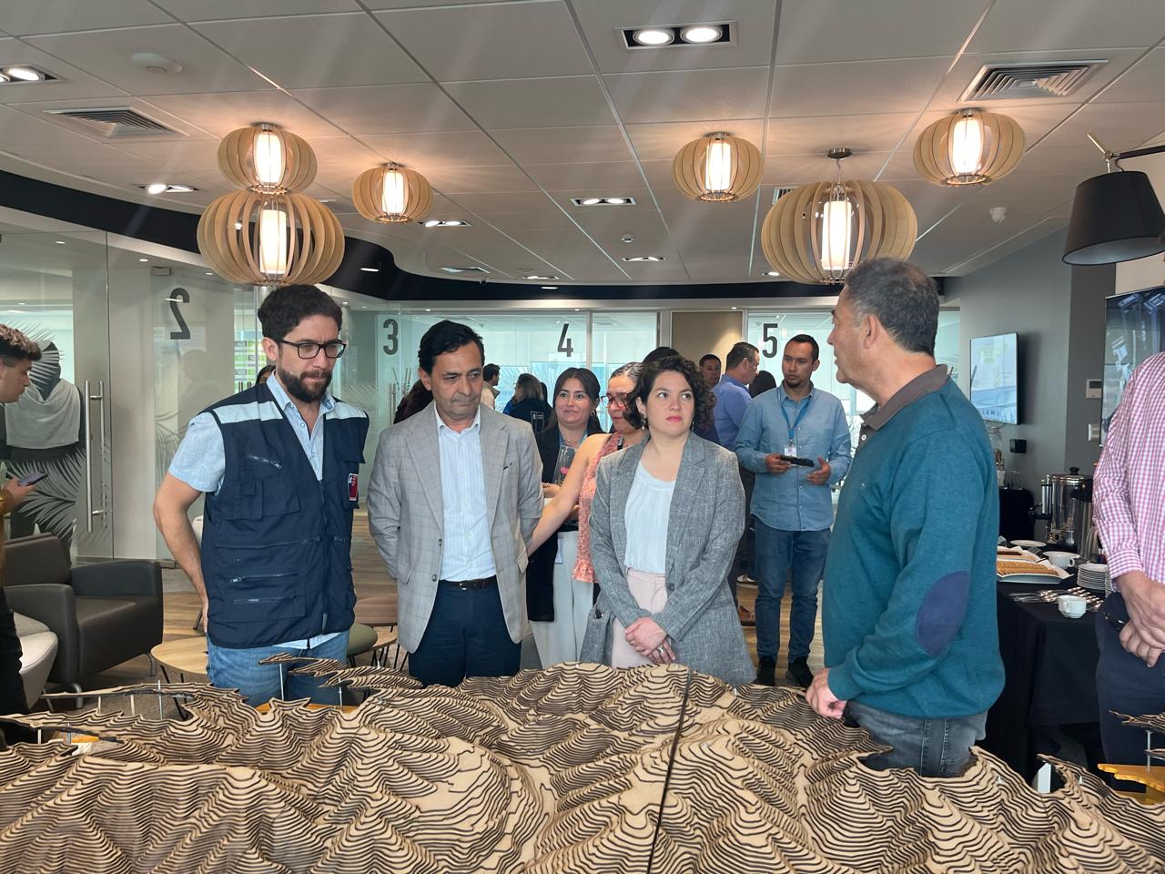 Ministros de Desarrollo Social y del Trabajo (s) se reúnen con empresas afectadas del Barrio Industrial El Salto en el Distrito V21