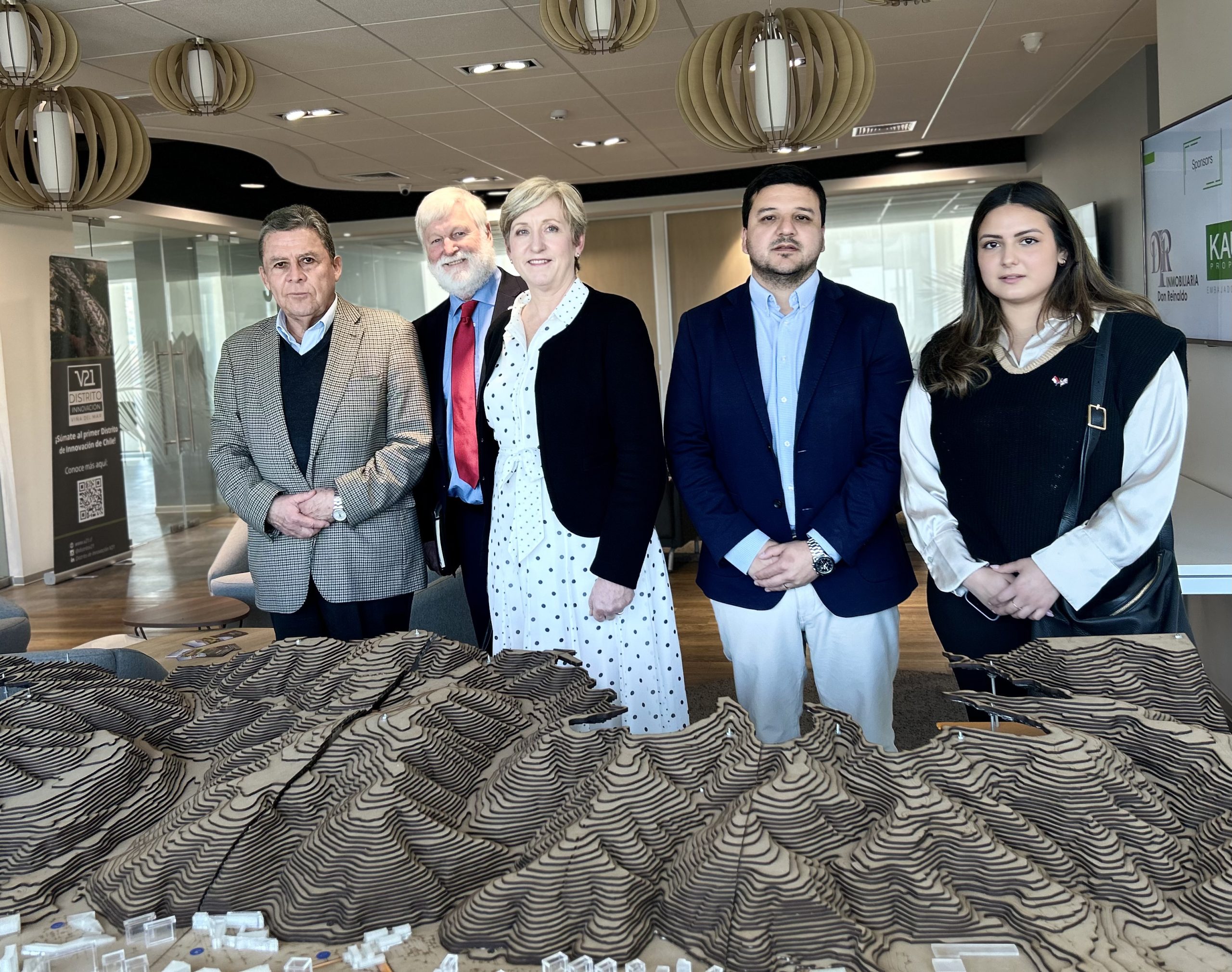 Visita de Alto Nivel: La Embajadora del Reino Unido Impulsa Alianzas para la Innovación y Sostenibilidad en el Distrito V21