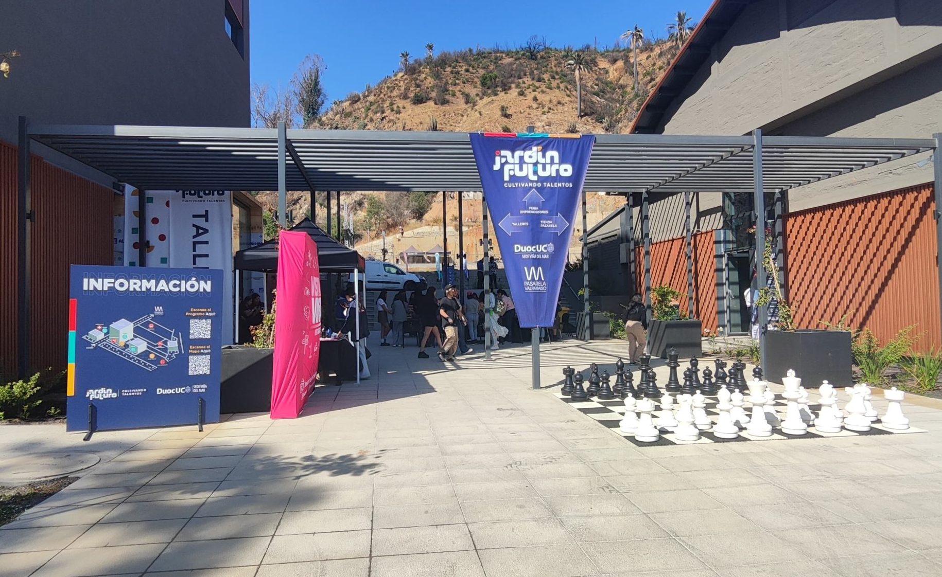 Jardín Futuro y Pasarela Valparaíso de Duoc: Innovación y Creatividad en ParqTec V21