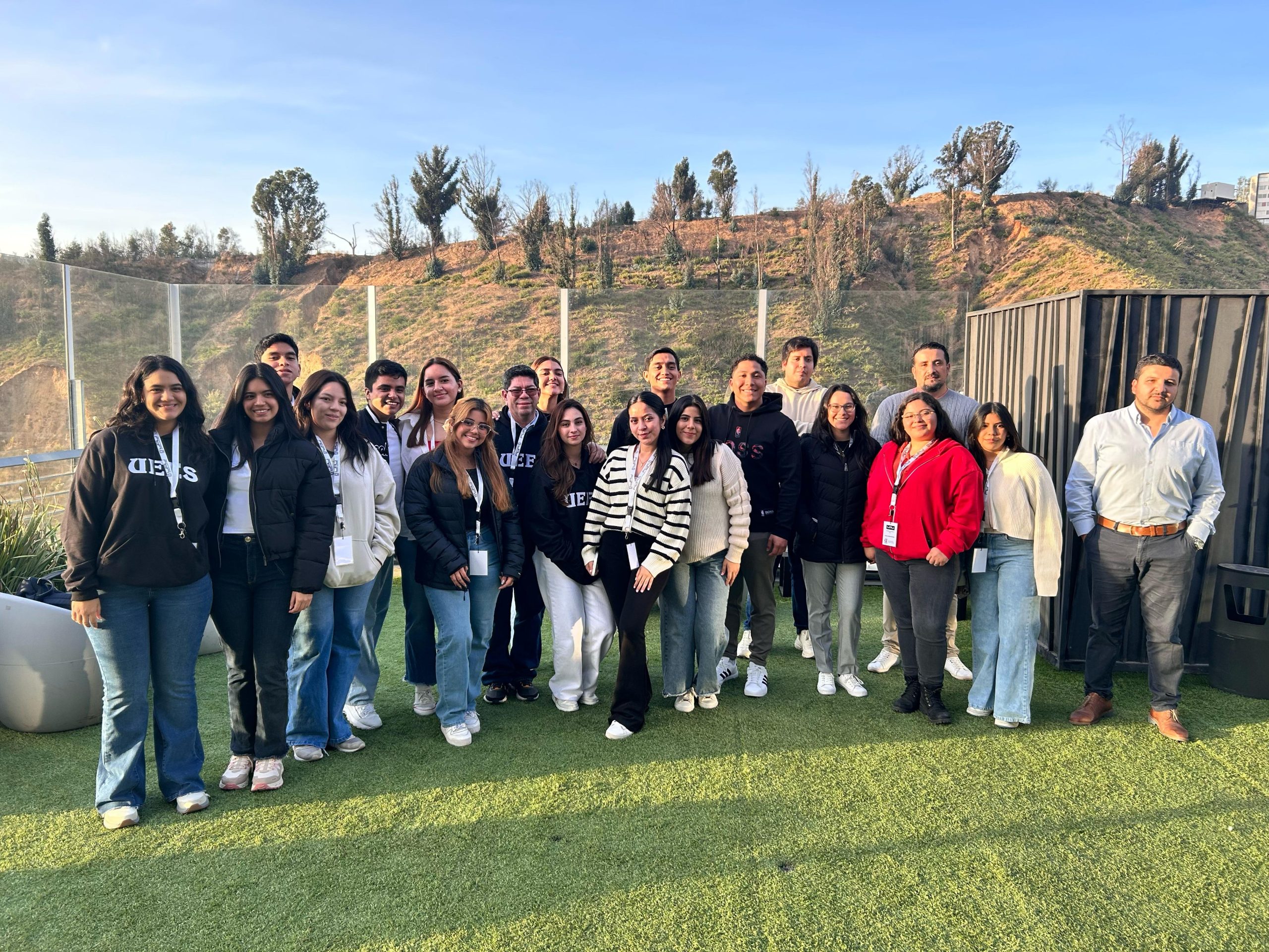Estudiantes de la Universidad del Espíritu Santo (UEES) de Ecuador visitan el Distrito V21 como parte de programa internacional organizado por la UAI