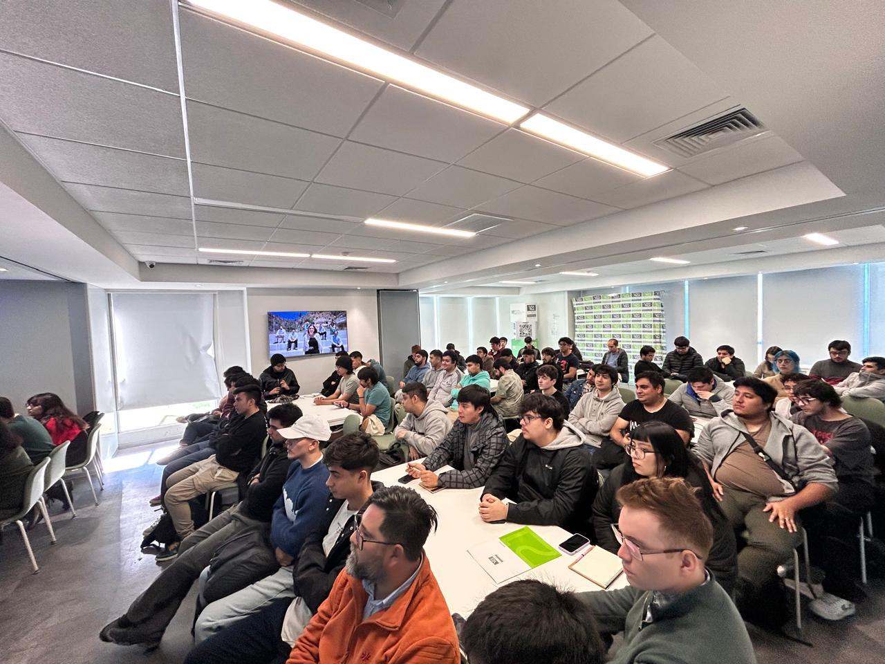 Tercera jornada de la Feria de Software USM–V21: estudiantes desarrollan el modelo de negocio de sus propuestas